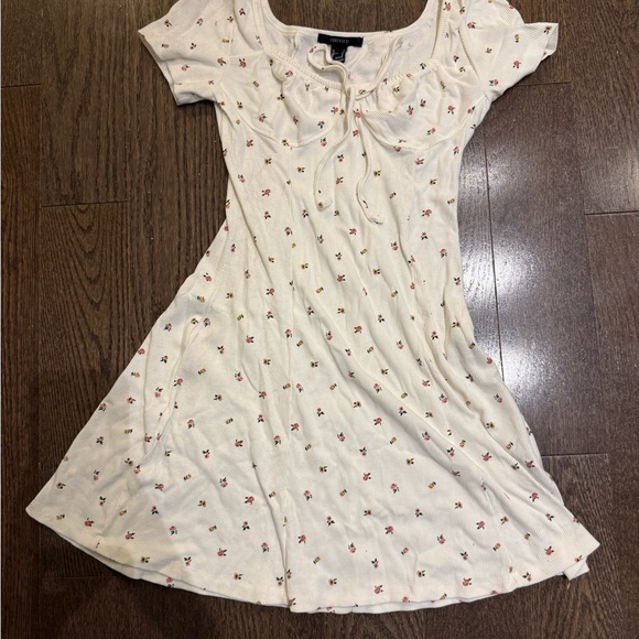 Forever 21 Dresses & Skirts - Forever 21 Cream Ribbed Top with Subtle Floral Accent
